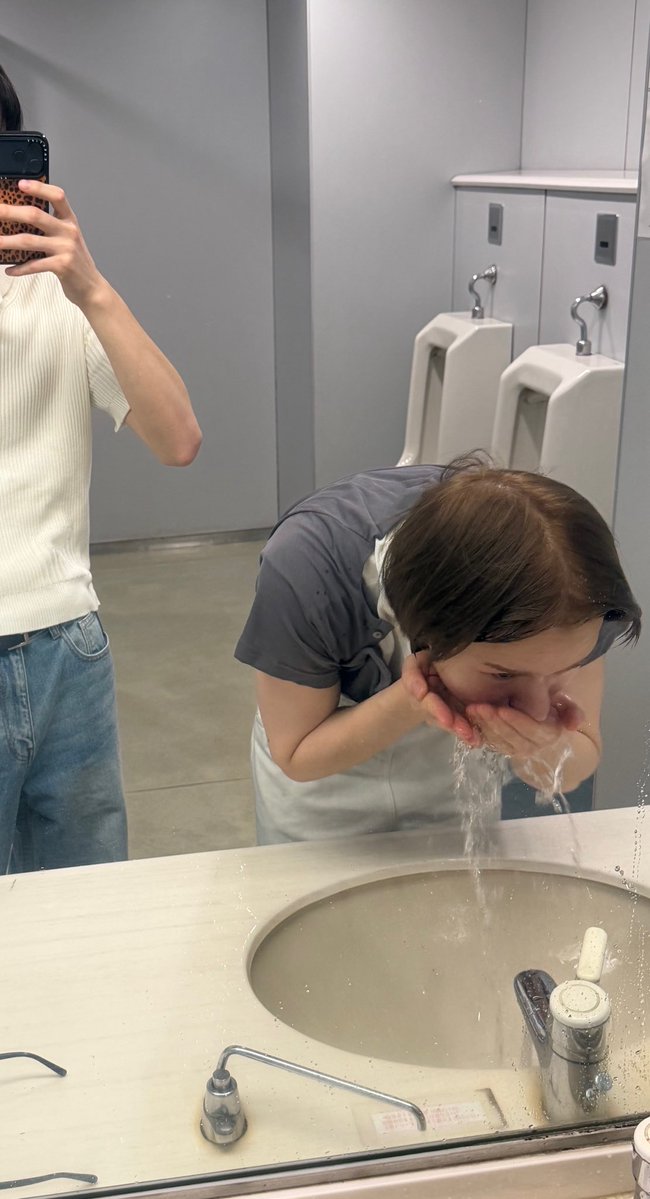 SGTG1002's tweet photo. 아 진짜 미친순애야
애 자고있는 손가락도 귀여워보여서 찍음 
입벌리고 자고있는거 귀엽고웃겨서 찍음 
공중화장실에서 세안하고있는거 귀여워서 찍음
초딩같은 뒷모습 귀여워서 걍 찍음
예쁘게 찍으려는 의도 1도 없고 걍 일상속에서 자기눈에 햄틩이 귀여워보일때마다 찍은거같���서...하.. https://t.co/nkUcOABYP7