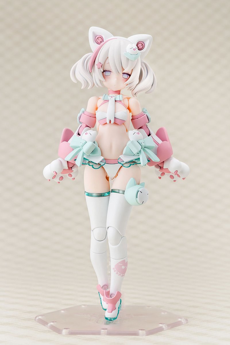 MEGAMIDEVICE's tweet photo. 【会場発表】
PUNI☆MOFUに新たなカラー「白マオ」＆「夜トゥ」が仲間入り！

BLADEさん描く色違いプニモフを楽しみにされていた方も大勢いらっしゃるのでは。

白マオは既に準備完了で今月末からご案内開始です。
ぜひぜひお楽しみに！

#全日本模型HS #メガミデバイス https://t.co/aCVIrpp9T1
