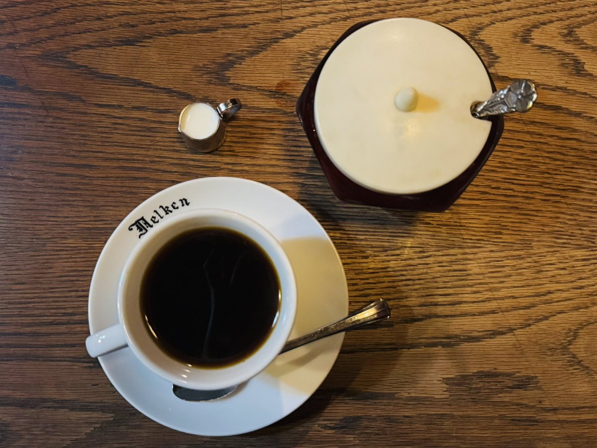 retrokissa's tweet photo. どの純喫茶にもそれぞれ違った魅力があり、またその時の気分で求めるものも変わるため、順位はつけられないのですが、どうしても特別なのは高円寺ネルケン。外観の佇まいや内装はもちろん、マダムのことが本当に好きでずっと憧れています。たった数十分でもリセットできる大切な場所。(許可を得て撮影) https://t.co/d7Zu4pKQQ2