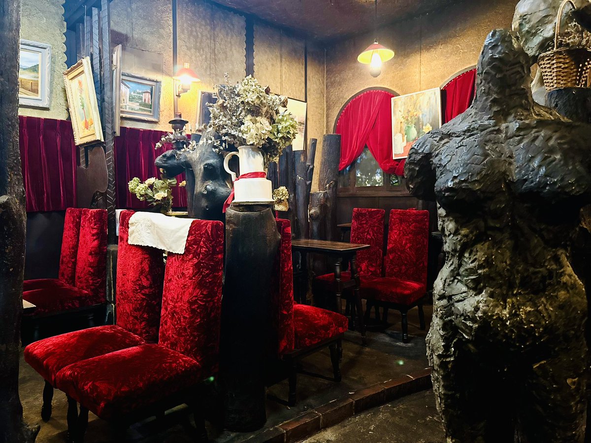 retrokissa's tweet photo. どの純喫茶にもそれぞれ違った魅力があり、またその時の気分で求めるものも変わるため、順位はつけられないのですが、どうしても特別なのは高円寺ネルケン。外観の佇まいや内装はもちろん、マダムのことが本当に好きでずっと憧れています。たった数十分でもリセットできる大切な場所。(許可を得て撮影) https://t.co/d7Zu4pKQQ2