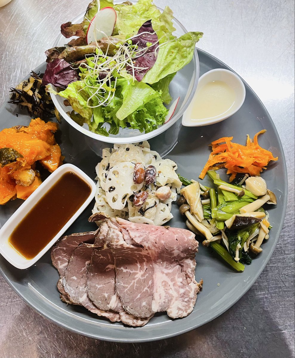 SaludVege's tweet photo. おはようございます
10/2(金)
１０時Open
野菜不足解消に是非
#小松市ランチ　#小松市テイクアウト　#SaludVege https://t.co/eP2kR8gWh8