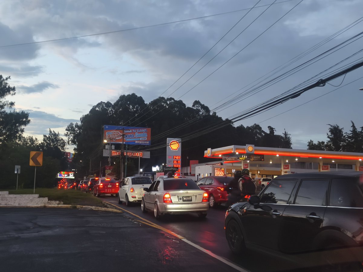 angeluz2901's tweet photo. 🚨 Tráfico completamente colapsado en San Cristóbal, salida hacia Mixco. Más de una hora prácticamente en el mismo lugar. ¡La movilidad está imposible! 🚗🚗🚗

#TráficoGT #SanCristóbal #Mixco #Guatemala https://t.co/CFpJf10owa