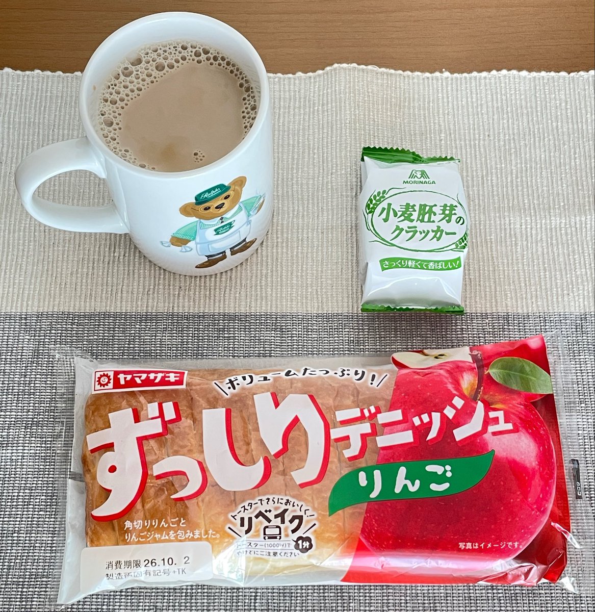 matsusen4132's tweet photo. 2026年10月2日（金）朝食

おはようございます☀
今朝も良い気候で嬉しい気持ちになってます😊
本日も無事に過ごせますように🍀

いつも♡、リプ、リポストいただき誠にありがとうございます♪

今朝も大好きアイスソイラテ😋
絶品の小麦胚芽のクラッカー🌾と🍎パン

よい華金を〜🤗 https://t.co/ASHzdXF75A
