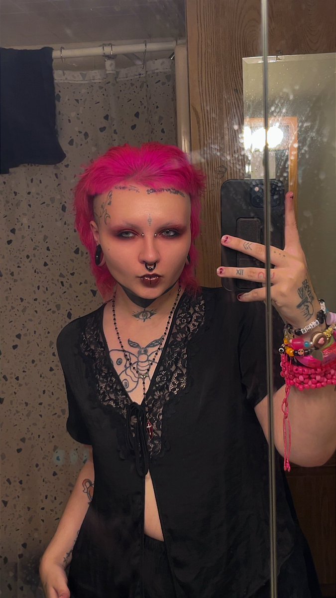 binjisoya's tweet photo. nsfwtwt intro….
• my name is milo, or vandyl.
• 23, they/he [femme transmsc] -
• switch &amp; bottom -
[ pillow prince at times ]
• avidly queer / prefer t4t. 

• big ones: praise, petplay, choking, anal 
• small ones: exhibitionism, rope bunny, overstimulation 

MOOTS ? https://t.co/2jrO9mUF3k
