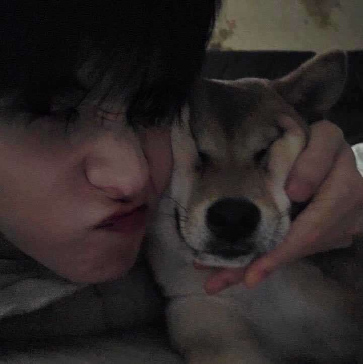 forese3n's tweet photo. woke up with my best friend. i think she’s annoyed? https://t.co/L0AXVIDxtp