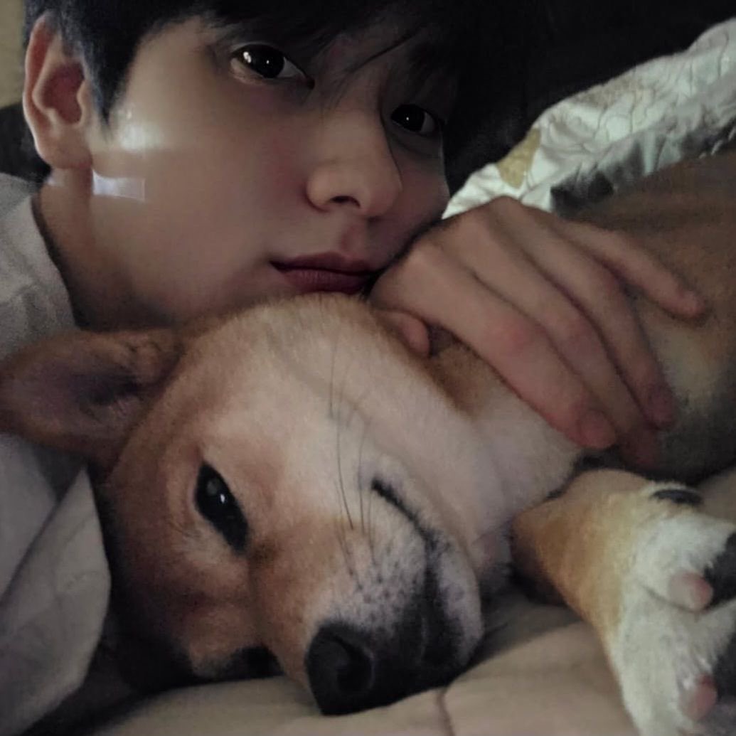 forese3n's tweet photo. woke up with my best friend. i think she’s annoyed? https://t.co/L0AXVIDxtp