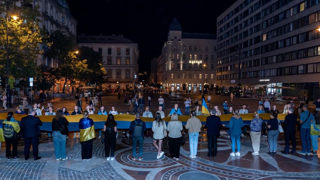 EuromaidanPress's tweet photo. Russian troops have besieged Oleshky, cutting off food and keeping up constant shelling until residents are dying of starvation or getting killed trying to flee

Activists held a #SaveOleshky rally in central Budapest to draw international attention to the siege
🎥 Embassy of Ukraine in Hungary