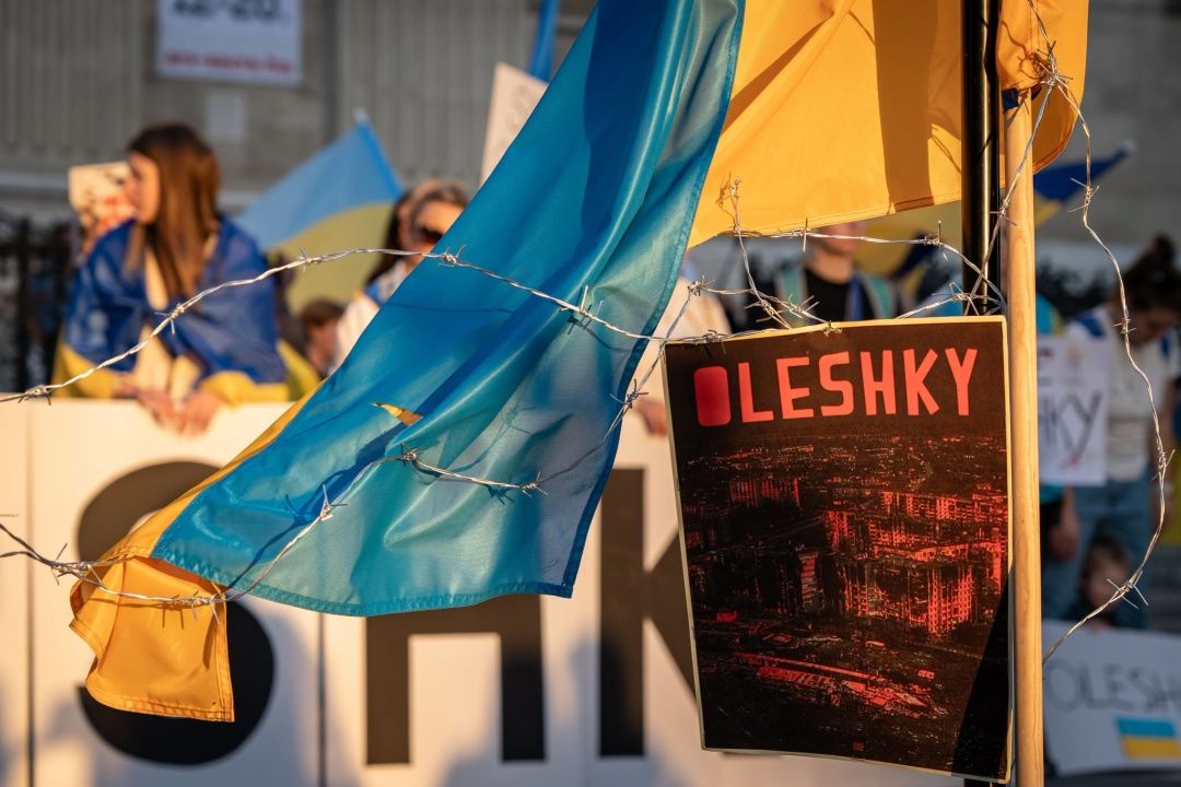 EuromaidanPress's tweet photo. Russian troops have besieged Oleshky, cutting off food and keeping up constant shelling until residents are dying of starvation or getting killed trying to flee

Activists held a #SaveOleshky rally in central Budapest to draw international attention to the siege
🎥 Embassy of Ukraine in Hungary