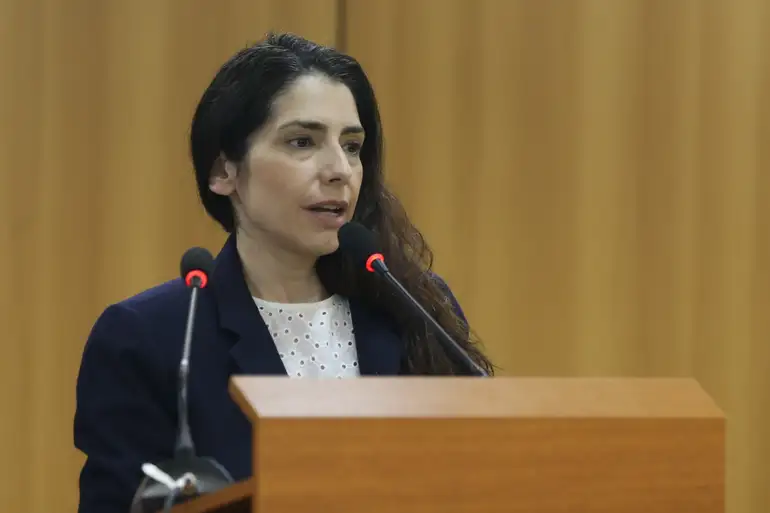 elivieira's tweet photo. Estela Aranha, a ministra do TSE que proibiu cadeira vazia no debate, estava aqui, no Xwitter, em 2024. Ela vinha responder quando eu a criticava por lançar uma cortina de fumaça na imprensa progressista, um diversionismo para apagar a importância das revelações do Twitter Files Brasil.

Mas o engajamento dela com os críticos tinha limite: quando eu ou o Rodrigo Marinho pedíamos, no meio das trocas de tweets, a opinião dela sobre o Inquérito das Fake News, ela silenciava, respondia outra coisa, mudava de assunto. Se recusava a tocar no assunto. Uma advogada se recusando a opinar sobre o principal instrumento de abuso de poder do Judiciário no regime atual. É o mesmo tipo de omissão que vemos no seu padrinho Flávio Dino: quando ele está obviamente errado, nunca toca no assunto — finge que não vê suas manifestações antigas sobre urnas eletrônicas, nunca explicou direito por que sumiram as imagens do 8 de Janeiro no Ministério da Justiça.

Fica a dica: se você quer fazer parte de um sistema corrupto, corrompa primeiro sua alma em público, opine de forma sempre seletiva, calculada e maquiavélica.