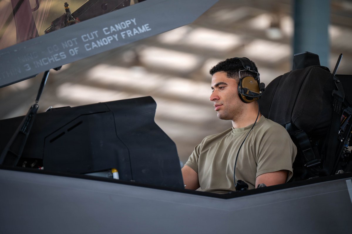 USPACOM's tweet photo. Behind the Airpower ✈️
U.S. Air Force maintainers and ground support crews sustain flight line operations during exercise Tarang Shakti 26 in India to support multinational air readiness.
📍 India
📸 Airman 1st Class Nathaniel Jackson
#USPACOM #USAF #TarangShakti #Airpower https://t.co/YROG8frxs2