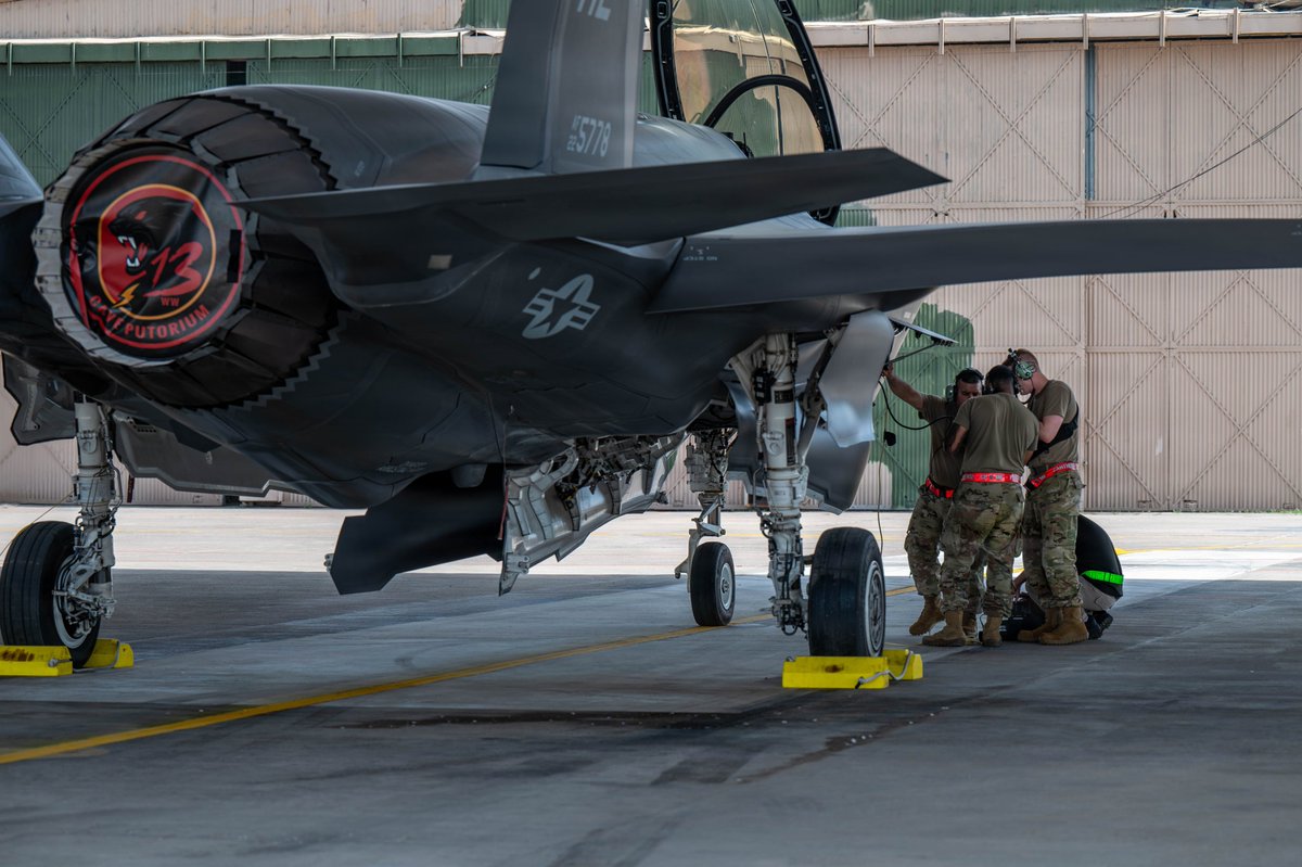 USPACOM's tweet photo. Behind the Airpower ✈️
U.S. Air Force maintainers and ground support crews sustain flight line operations during exercise Tarang Shakti 26 in India to support multinational air readiness.
📍 India
📸 Airman 1st Class Nathaniel Jackson
#USPACOM #USAF #TarangShakti #Airpower https://t.co/YROG8frxs2