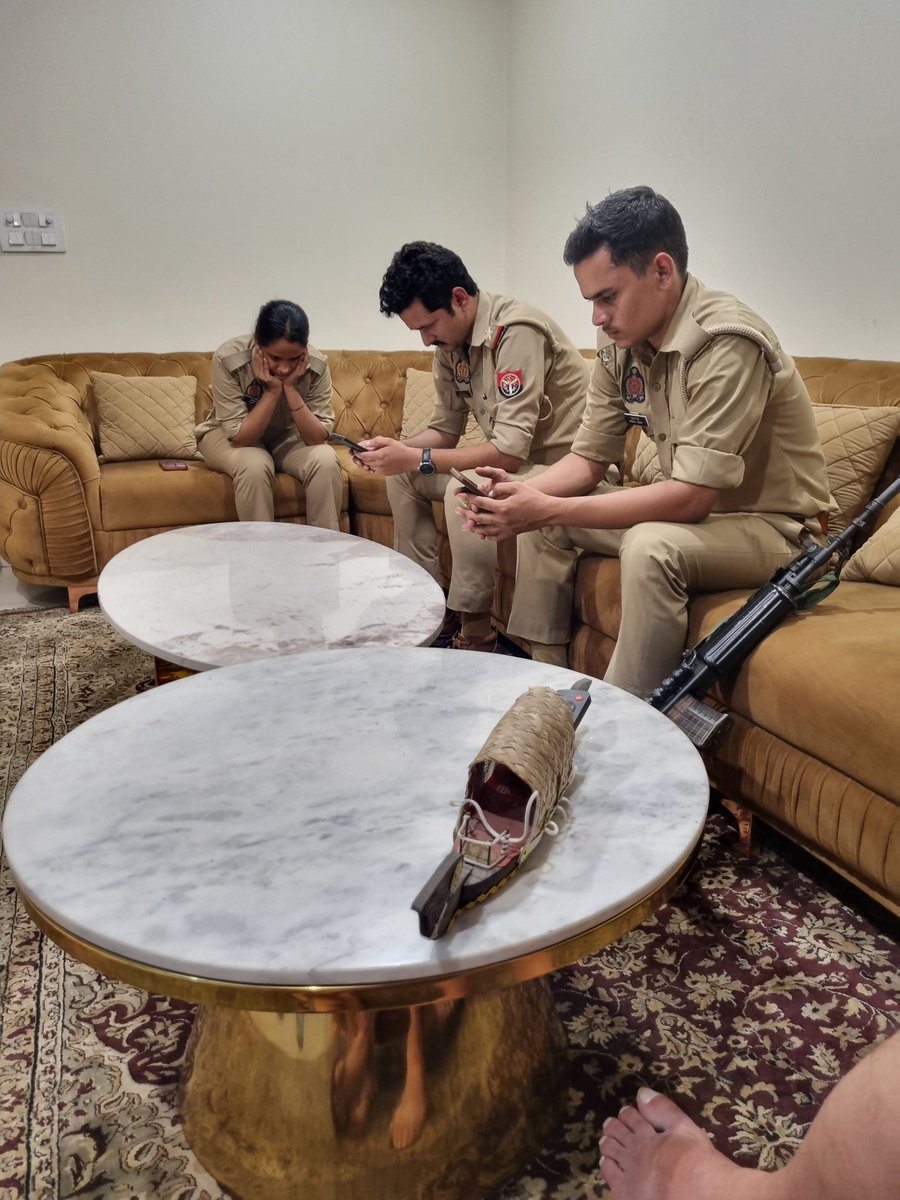 ChhaviDr's tweet photo. रात भर से घर नीचे बैठी थी यूपी पुलिस सुबह चार बजे से घर में आकर बैठे है । 
को आपको हाउस अरेस्ट किया है।
दिल्ली जंतर मंत्र नहीं जाने देना है !
ज्ञानेश कुमार को  भाजपा क्यों बचना चाहती है ?
@SanjayAzadSln https://t.co/FTiw25jjCd