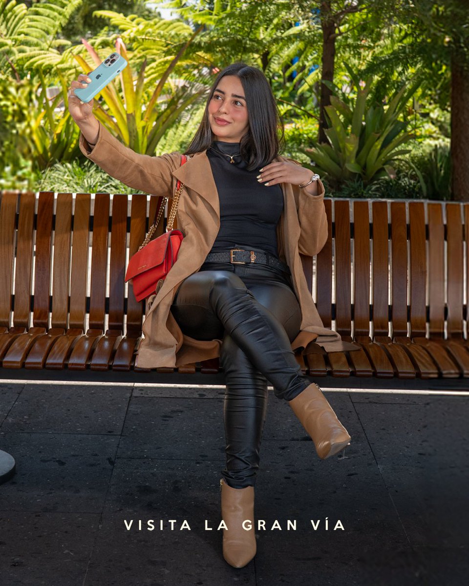 LAGRANVIASV's tweet photo. Ya decidiste qué ponerte hoy? 👀✨
Encuentra ese look que tienes en mente recorriendo tus tiendas favoritas en La Gran Vía. 🛍️

Ahora cuéntanos: ¿qué pieza de este outfit sería la primera que agregarías a tu clóset? 👇

#LaGranVía #YaEsParteDeTi https://t.co/fN1pag9yr4