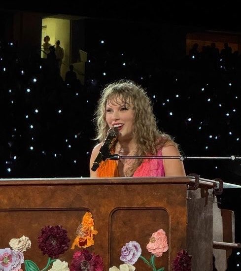 janesreputation's tweet photo. Taylor on her next tour at surprise song o'clock

I was patient zeroooo.. so let’s get into it..
Your ex friends sister met someone at a club and HE KISSED HER https://t.co/nfCUpwK79p