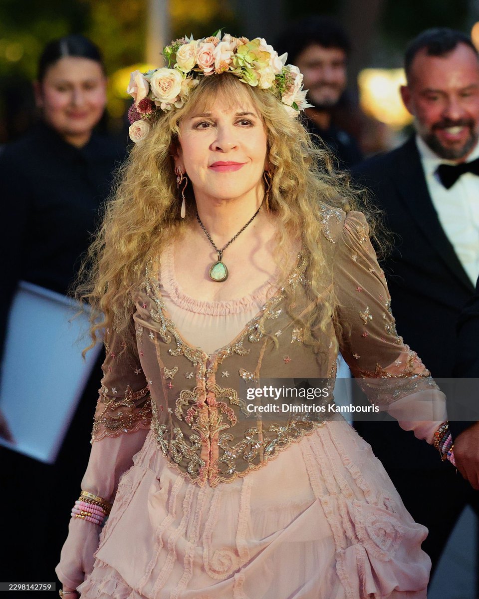 steviecrave's tweet photo. 📸 New photos of Stevie Nicks from the NYC Ballet Fashion Gala Tonight! ✨ https://t.co/4e1SpgKjsm
