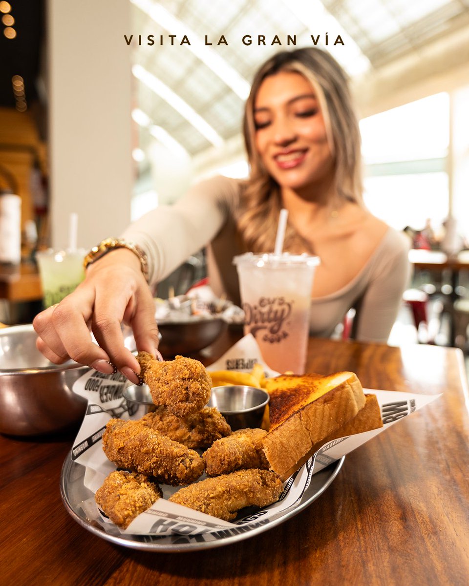 LAGRANVIASV's tweet photo. Ese antojo se disfruta mejor en compañía. 🔥🍗

Visita buffalowingselsalvador en La Gran Vía y disfruta el plan. 😋
👇 Etiqueta a ese amigo con quien compartirías este antojo.

#LaGranVía #YaEsParteDeTi https://t.co/7SF58YjLfK