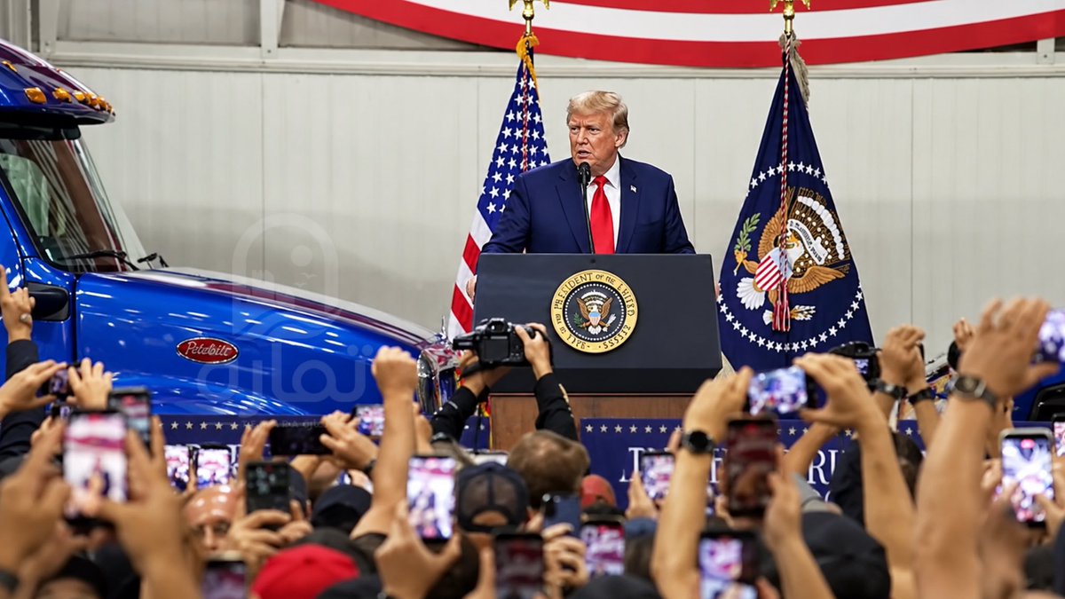 Temaracity4's tweet photo. 🇺🇸🔥 TRUMP AT PETERBILT IN TEXAS

President Trump took the stage at Peterbilt’s Denton plant as the crowd erupted: “USA! USA!”

The White House says PACCAR added 1,000+ jobs in Denton and 2,000+ across the U.S. following heavy-truck tariffs.

Did tariffs drive the hiring? 👇 https://t.co/kc9MOi3kv3