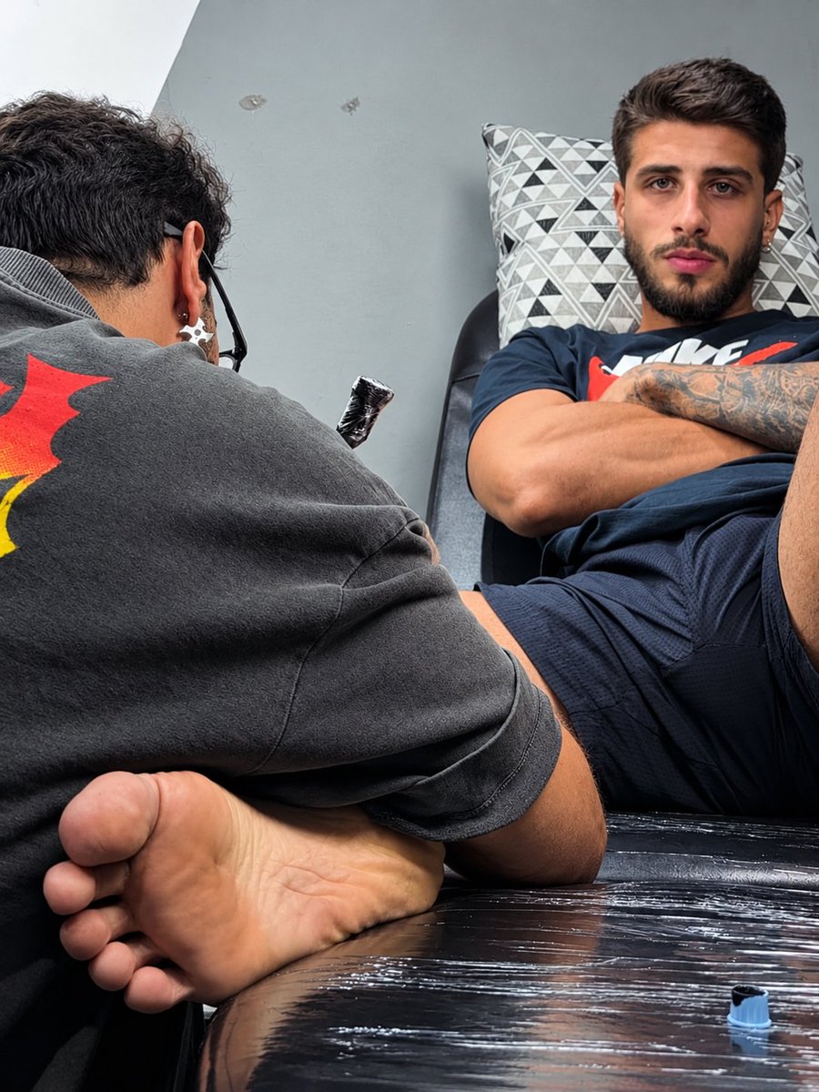 physiqueboys's tweet photo. nessas horas eu queria ser tatuador👀🫦🫦 https://t.co/dsBUqpRsAa