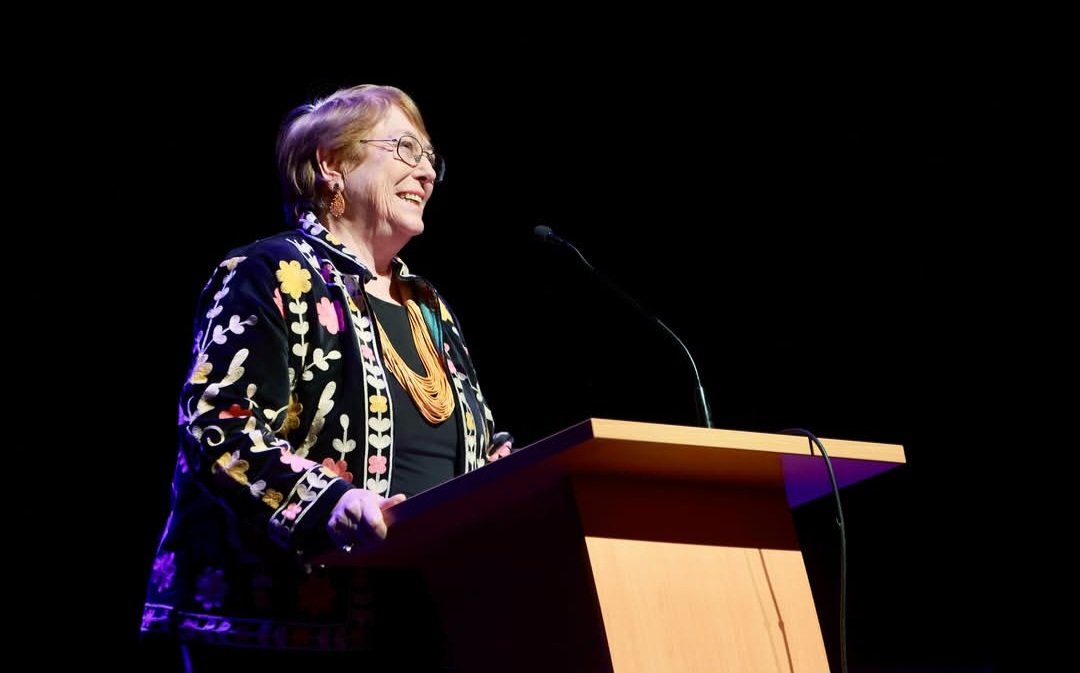 MBarchivo's tweet photo. “Y a quiénes pensaban que me iba a ir para la casa, les tengo una mala noticia: esto no va a pasar. 

Voy a seguir aquí, aportando, trabajando y apoyando a Chile como lo he hecho siempre”. 

Michelle Bachelet Jeria ❤️ @mbachelet https://t.co/uiIXftk9Ga