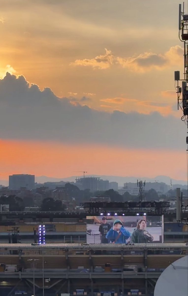 swimsjk's tweet photo. the sky had the colombian flag colors while bts was doing the soundcheck 😭 https://t.co/qSk8KUf4Ii