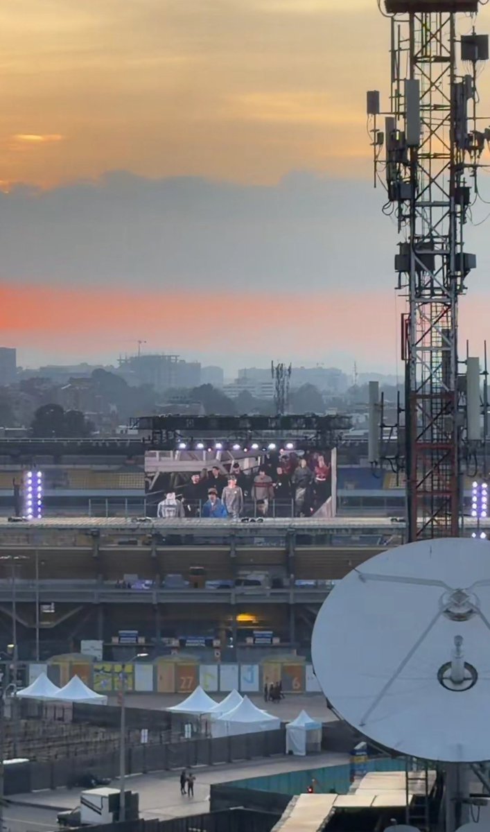 swimsjk's tweet photo. the sky had the colombian flag colors while bts was doing the soundcheck 😭 https://t.co/qSk8KUf4Ii