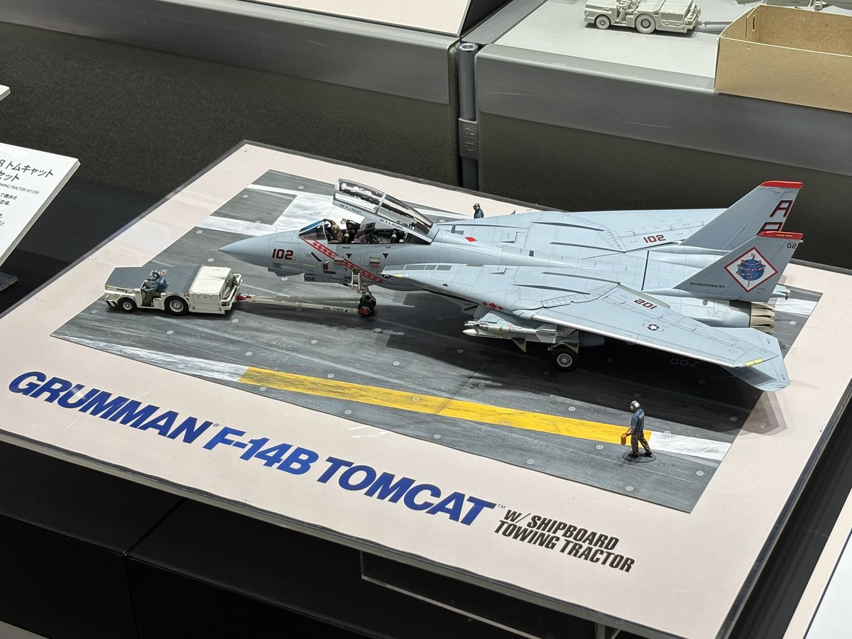 ModelArtInc's tweet photo. タミヤの1/48傑作機シリーズに、遂にF-14Bが加わります!牽引トラクターもセットになります。マーキングはVF-102やVF-103、VF-143を収録!
#全日本模型ホビーショー #全日本模型ホビーショー2026 https://t.co/jEoEZopPoz