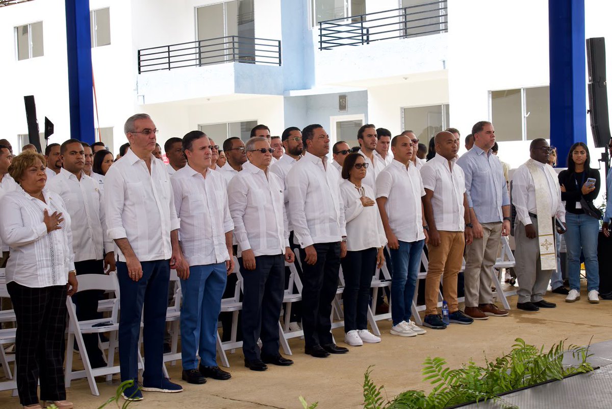 JoaquinFerndez's tweet photo. Un honor acompañar a nuestro ministro @JeanLuisRJ en la entrega de la segunda etapa de Laderas del Este: 244 familias dominicanas que pasan de inquilinos a propietarios de su vivienda.

Un acto encabezado por el presidente @LuisAbinader, (1/2) https://t.co/rda9sbk7Zh