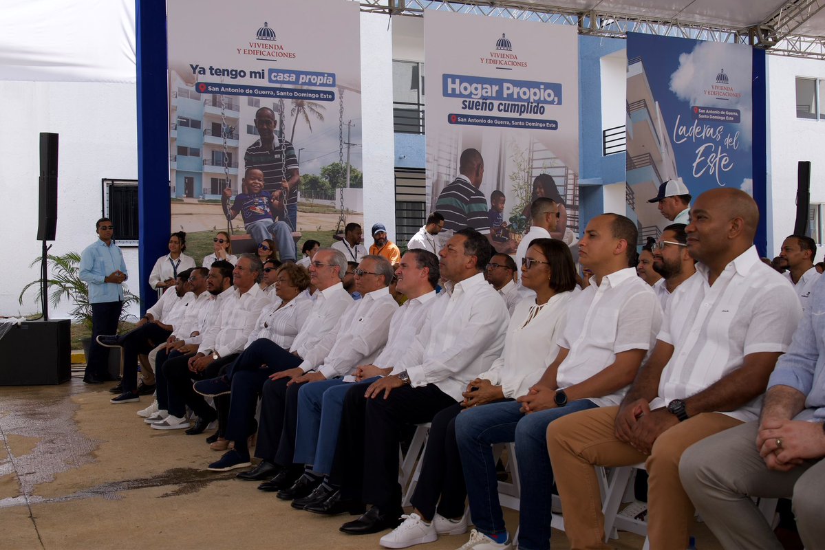 JoaquinFerndez's tweet photo. Un honor acompañar a nuestro ministro @JeanLuisRJ en la entrega de la segunda etapa de Laderas del Este: 244 familias dominicanas que pasan de inquilinos a propietarios de su vivienda.

Un acto encabezado por el presidente @LuisAbinader, (1/2) https://t.co/rda9sbk7Zh