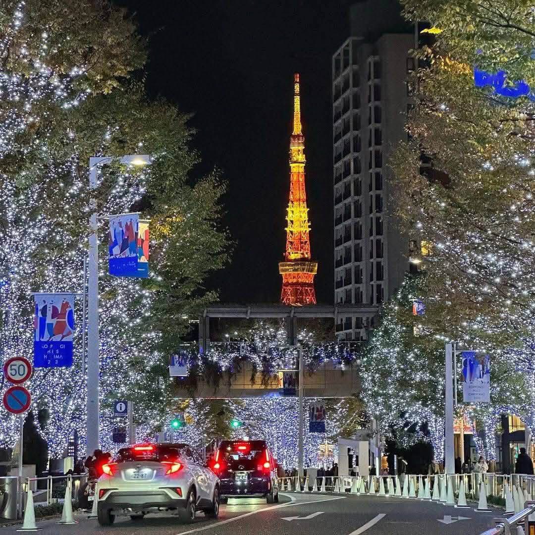 Uiagain's tweet photo. 🎄✨ Roppongi Hills Christmas 2026 ประกาศวันจัดงานแล้ว! 🇯🇵

เป็นเทศกาลที่เราอยากไปญี่ปุ่นมาก อยากไปดูไฟ ไปดูต้นคริสมาสต์ สวยมาก

💡 Illumination: 5 พ.ย. – 25 ธ.ค. 2026
🎄 Christmas Market: 21 พ.ย. – 25 ธ.ค. 2026
Cr Pic : เจแปนจัง
#RoppongiHills #Christmas #เที่ยวญี่ปุ่น #โตเกียว https://t.co/FULkd8Zz8N