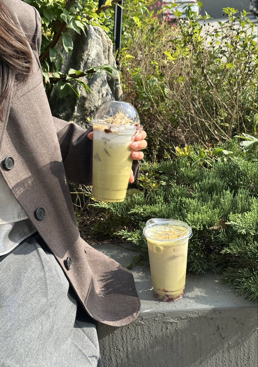 ediya_coffee's tweet photo. 이제 진짜 가을이 왔나봐 𓂃🍂
선선한 요즘 날씨와 찰-떡!
꼬소하고 진한 풍미의 >>오트 피스타치오 음료 2종<<을 소개합니당💚
 
🥜 피스타치오와 부드러운 오트음료의 조합!
달달퐁당 오트 피스타치오  
 
🍓 상큼달달한 딸기 과육까지 퐁당!
딸기퐁당 오트 피스타치오
 
이번 신메뉴 궁금하신 트친님들 손 (人･_･)♡
 
✔ 팔로우 + #이디야_오트피스타치오 + 인용RT
✔ 선물: 이디야 모바일 금액권 5천원권 (3명)
 
10/7(수)까지, 10/8(목) 발표