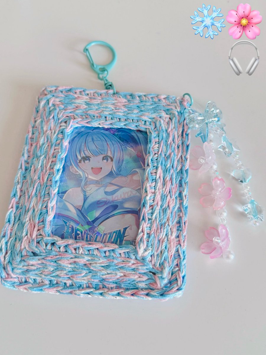 ap25392539's tweet photo. じゃじゃーーーーーんっ！！

さくちゃんカラーの毛糸で、カードケース作ったよぉぉおおおお❄️🌸

桜と、水色のリボン・星・ハートのビーズストラップも付けてみたよ🫶

#碧依さくら https://t.co/tgVala6tjO