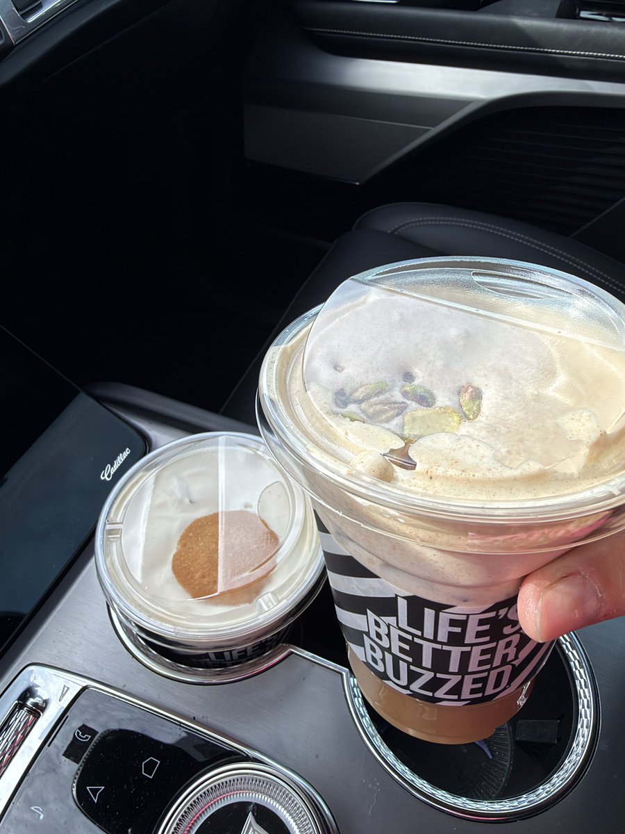 bellacela_'s tweet photo. Better Buzz Coffee 🐝☕️ banana pudding &amp; cinnamon pistachio iced coffee (part of their Best Drink Ever Menu). 😋 https://t.co/EztFTol6jq