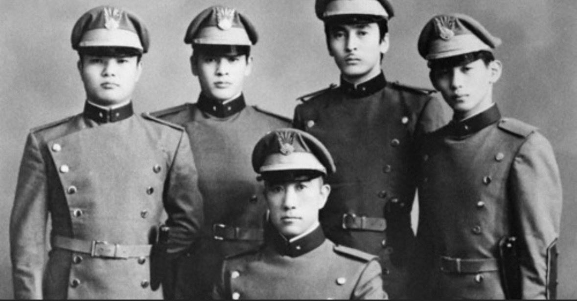 GrwaNnKqMn5nG68's tweet photo. 三島由紀夫は、楯の会で、国内防衛隊を
思い描いていた。

というのも、普段から、自衛隊の本来の役割は、国内防衛であると説いていたからである。

そして、敵はうちにあると述べていた。

国内防衛は現行憲法で許される防衛。

そこで、第二自衛隊として、楯の会だった。

今こそ、楯の会が必要だ。 https://t.co/2loYDyvf5B