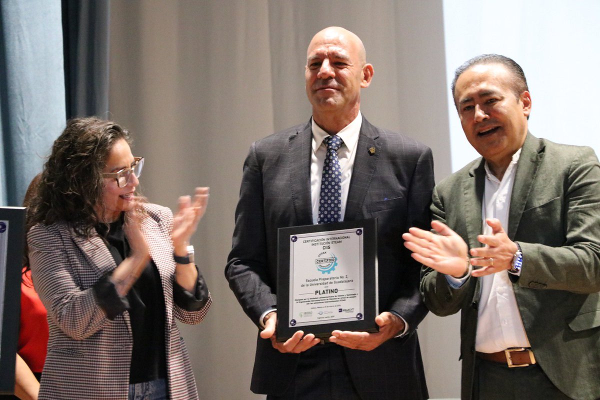 carlosivanmoren's tweet photo. Ayer la Prepa 2 de la @udg_oficial se convirtió en la segunda preparatoria a nivel nacional en lograr la certificación STEAM, nivel platino, de @SOLACyT.

Mi reconocimiento a toda su comunidad y al director, Mtro. Héctor Pelayo, porque tienen muy claro que las soluciones a los desafíos globales no vienen de una sola disciplina, sino de una mirada integral que conecta conocimientos y creatividad.

Felicidades también a los más de 50 profesores que participaron en el Proyecto de Transformación Digital del Aprendizaje, impulsado por @sems_udg y @UDGPlus.
 
Enhorabuena, estimada Dra. Maga Hernández, por tu extraordinario trabajo como directora general del SEMS y por el honor de que ésta generación lleve tu nombre, un merecido reconocimiento a tu dedicación y compromiso con las y los jóvenes.