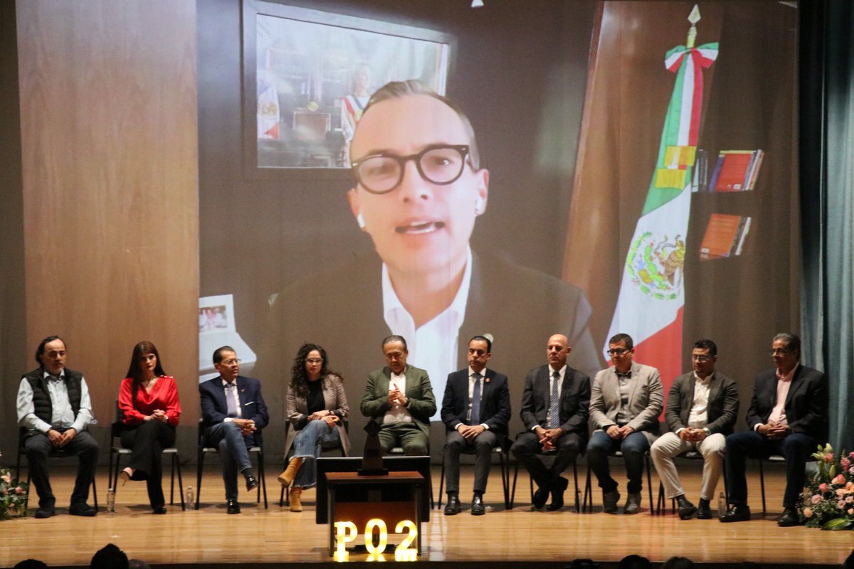carlosivanmoren's tweet photo. Ayer la Prepa 2 de la @udg_oficial se convirtió en la segunda preparatoria a nivel nacional en lograr la certificación STEAM, nivel platino, de @SOLACyT.

Mi reconocimiento a toda su comunidad y al director, Mtro. Héctor Pelayo, porque tienen muy claro que las soluciones a los desafíos globales no vienen de una sola disciplina, sino de una mirada integral que conecta conocimientos y creatividad.

Felicidades también a los más de 50 profesores que participaron en el Proyecto de Transformación Digital del Aprendizaje, impulsado por @sems_udg y @UDGPlus.
 
Enhorabuena, estimada Dra. Maga Hernández, por tu extraordinario trabajo como directora general del SEMS y por el honor de que ésta generación lleve tu nombre, un merecido reconocimiento a tu dedicación y compromiso con las y los jóvenes.