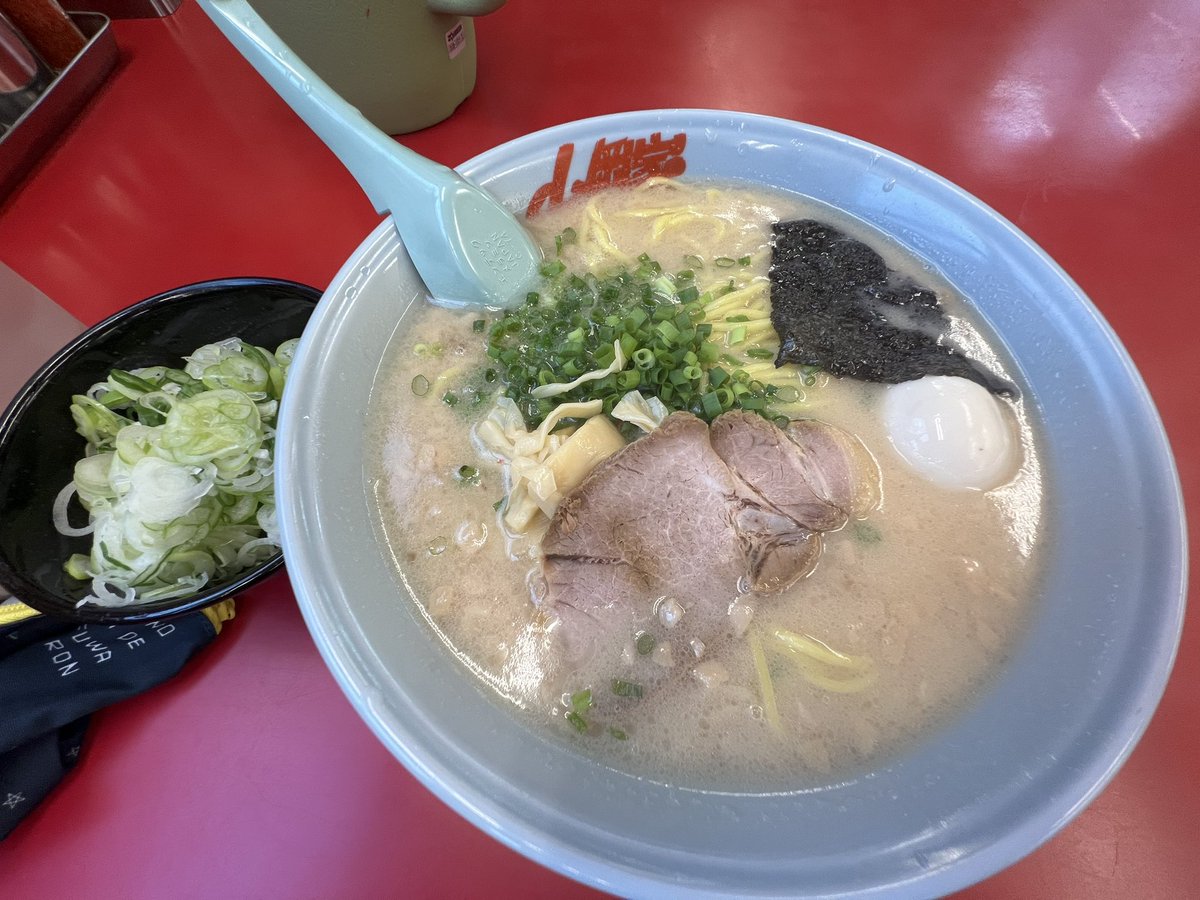 ari7773's tweet photo. 朝ご飯は山岡家でプレミアム塩豚骨大盛。薬味ネギ2🍜

アットホームカフェちょっと先だけど予約した、今までずっと実績解除できなかったけどリラさんコラボのこのタイミングで無理なら一生無理だろうという勇気ある決断。
もえもえきゅーん(キモデブ弱者男性46歳)🫩 https://t.co/gBw7RsLDtZ