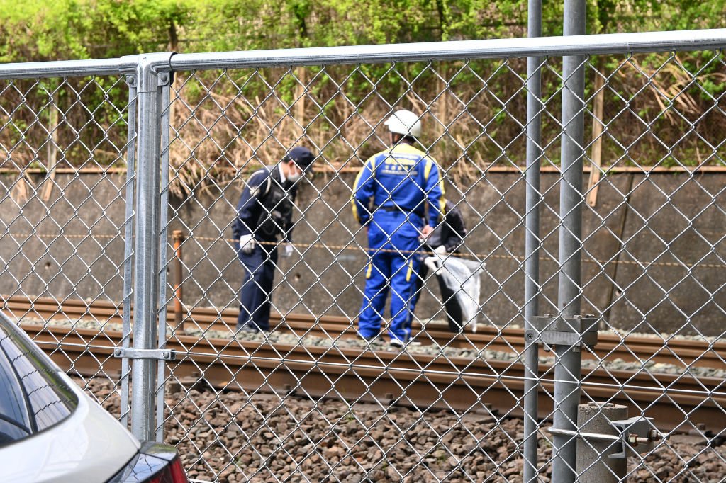 hfaaep's tweet photo. 2026年10月02日 09時09分 
東海道線_(JR東海) 袋井駅 〜御厨駅_(静岡県) で人身事故

この事故の影響で
運休と遅延が生じている

列車到着と同時に男性が
線路に立ち入り列車と接触した

事故直後の様子↓
https://t.co/Xlk2WbzGTJ
男性が飛び込んだのを目の当たりにし
泣きながら嘔吐する女性の姿 https://t.co/1U7aR9upmb