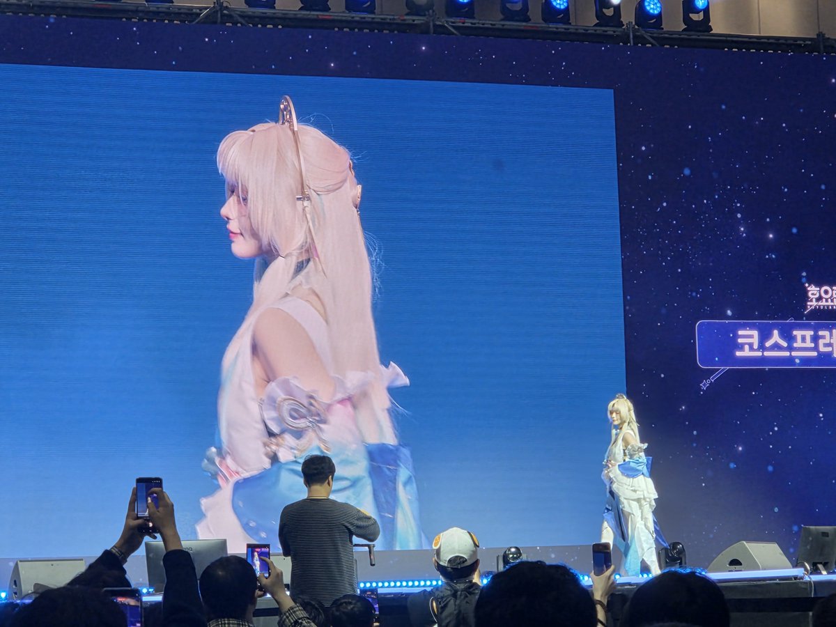 5S2tlae's tweet photo. 호요랜드 코스프레 런웨이 펄님.. 너무 예쁘셨어... 
사진 잘 나와서 뿌듯 ^^ https://t.co/zkKfsPAyYa