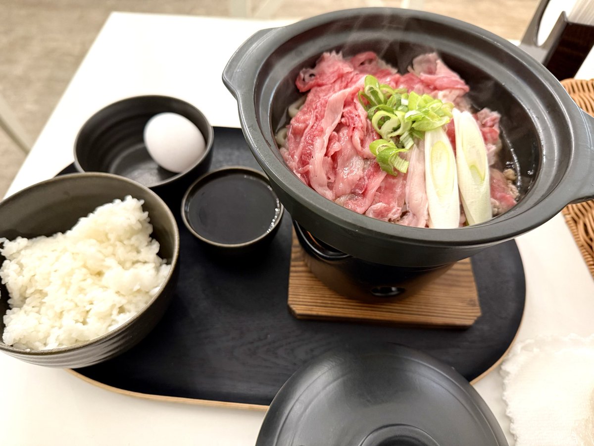Nao0417Get's tweet photo. 自社カフェにてすき焼きを食べております。
これで¥1200は破格です(>_<)
絶対に食べた方が良いですよー。 https://t.co/ruj801JvCJ