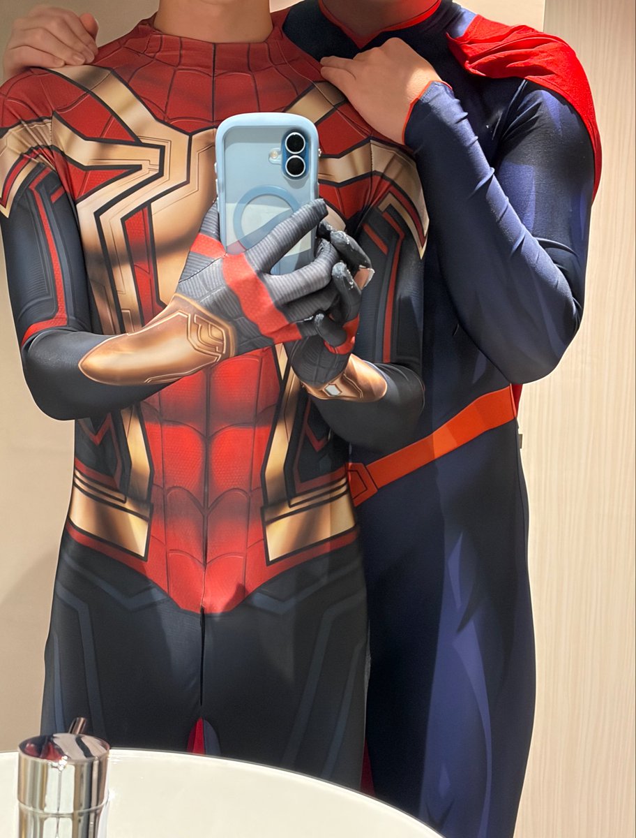 fetishhero7's tweet photo. ヒーローミーティング中、突如闇堕ちしたヒーローが仲間に襲いかかり…😈 https://t.co/H0AaUFzBqW