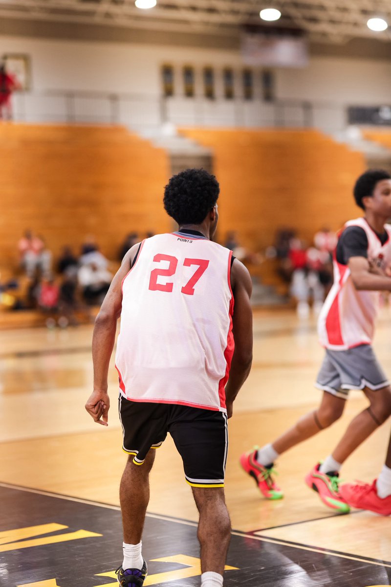 connect_hoops's tweet photo. Brandon Bell @Brando2jr was one of the purest point guards in camp. Strong guard that got down hill, made the right basketball play and never once looked out of his element. Absorbing contact and finishing on top of picking up full court is rare at a camp. His jumper is on display as well. @hbcuelite100