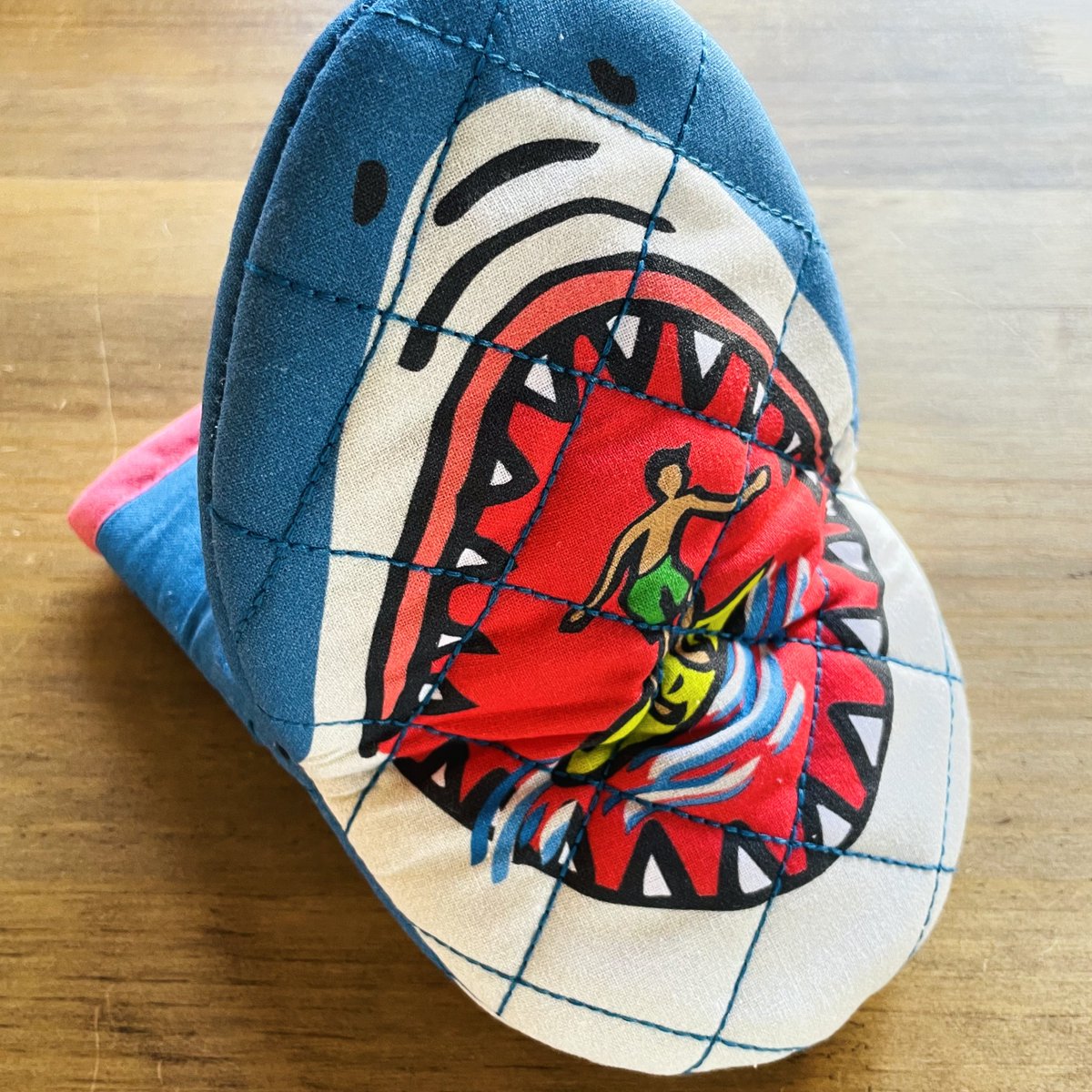 bungutentabby's tweet photo. サメのミトンです🦈 https://t.co/OwBJ1HUU6n