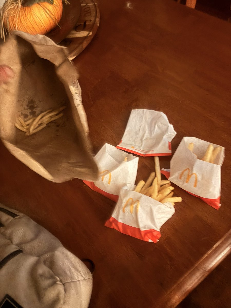 MudAlpennau's tweet photo. @McDonalds why the FUCK did you guys give me SMALL FUCKING FRIES WHEN I ORDERED $6 MEAL MCCHICKEN I want my fucking Mc chicken that I ordered with the chilly sauce https://t.co/Dvchyp10eR