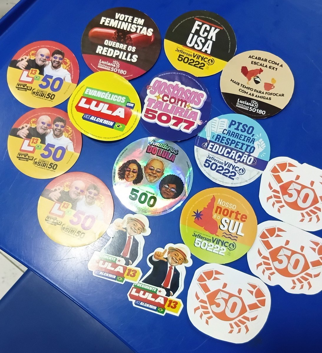 staresterstrela's tweet photo. tenho 18 anos.
consegui adesivos do Lula e dos meus outros candidatos.
sem “pais ricos”.  
sem herança.  
eu não tive sorte. 
eu estabeleci uma meta e a alcancei. 
disciplina, consistência e prioridades. https://t.co/b4rkGxfs84