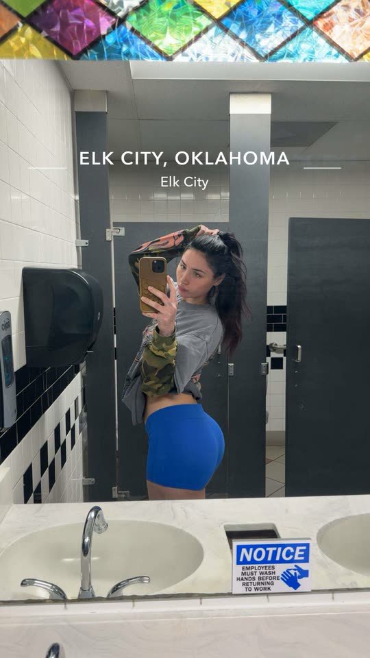 Juliacunnin's tweet photo. I’m loving it here in Oklahoma 🥱💗#fyp #ootd https://t.co/ejVxbI5UPx