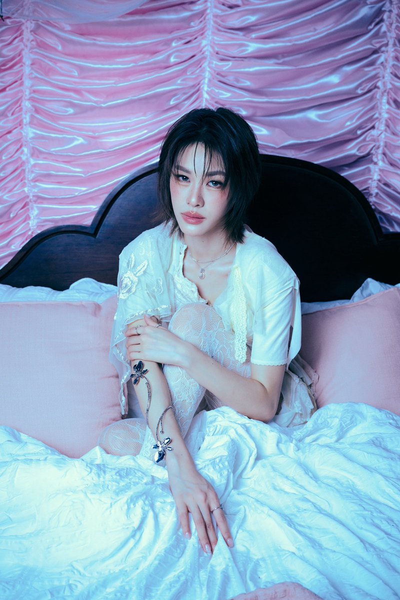 allarea_ent's tweet photo. “EMIBONNIE” ส่งซิงเกิลใหม่ “กุญแจพระจันทร์” (Moonkey) ถ่ายทอดเสียงประสานผ่านเพลงรักหวานซึ้งสะกดคนฟัง!!

#Moonkey_EMIBONNIEmv
#Moonkey_EMIBONNIE
#EMIBONNIE
#RISERMUSIC 
#GMMTV

เป็นคู่ดูโอ้ที่มีเสียงประสานเป็นเอกลักษณ์สะกดคนฟัง สำหรับ “EMIBONNIE” (เอมี่ ทสร กลิ่นเนียม และ บอนนี่ ภัทราภัสร์ โบรัชตะสุวรรณ์) 2 สาวศิลปินดูโอ้มากความสามารถ จาก “RISER MUSIC” ล่าสุดปล่อยส่งซิงเกิลใหม่รักหวานซึ้ง “กุญแจพระจันทร์” (Moonkey) พูดถึงคนที่พร้อมมอบความรักให้คนที่เป็นเหมือนแสงสว่างและกุญแจนำทางในวันที่ฟ้ามืดมน ถ่ายทอดผ่าน MV แนวแฟนตาซีตำนานกรีกโบราณที่เล่าถึงความสัมพันธ์ระหว่างสองโลก งานนี้ทั้งคู่ได้ถ่ายทอดเสียงประสานออกมาได้อย่างโดดเด่นและมีมิติทำให้ทุกท่อนทุกไลน์ประสานพิเศษมากยิ่งขึ้น

“EMIBONNIE” เล่าว่า “สำหรับ “กุญแจพระจันทร์” (Moonkey) เพลงนี้มาในแนวป๊อบฟังง่าย จังหวะไม่ช้าไม่เร็วพอให้ขยับตัวโยกได้ เป็นเพลงที่เราฟังครั้งแรกแล้วรู้สึกชอบมาก โดยเฉพาะช่วงไลน์ประสาน ที่ถูกเรียบเรียงมาให้เข้ากับความหมายของเพลง มันเลยยิ่งทำให้รู้สึกว่าทุกท่อน ทุกประโยคพิเศษไปหมด คิดว่าถ้าแฟนๆ ได้ฟังก็น่าจะยิ้มตามได้ โดยเฉพาะคนที่กำลังมีความรัก และอยากมอบความรู้สึกนี้ให้ใครสักคนที่เข้ามาเป็นพระจันทร์ที่ส่องแสงสว่างแม้ไม่มีดาว เป็นกุญแจนำทางในวันที่ฟ้ามืด ซึ่งในพาร์ทของ MV เป็นครั้งแรกเลยที่ MV มีความแฟนตาซี ที่หยิบตำนานกรีกโบราณ ความรัก “Selene” และ “Endymion” มาเป็น Inspiration ในการถ่ายทอดเรื่องราวในเพลงนี้ค่ะ ที่เล่าถึงความสัมพันธ์ที่เกิดขึ้นระหว่างสองโลก ซึ่งมี่เป็นเหมือนเทพธิดาแห่งดวงจันทร์ที่อาศัยอยู่อีกโลกนึง ที่มาตกหลุมรักบอนนี่ที่อาศัยอยู่บนโลกมนุษย์ เราจะลงจากพระจันทร์มาหาเขาในตอนกลางคืน และจากไปเมื่อพระอาทิตย์ขึ้น  ซึ่งตอนนี้มิวสิควิดีโอก็ได้ปล่อยออกมาแล้ว สามารถไปดูกันได้รวมถึงรับฟังเพลงนี้ได้ผ่านสตรีมมิ่งทุกแพลตฟอร์มค่ะ”

สามารถรับชม Music Video เพลง “กุญแจพระจันทร์” (Moonkey) ของ “EMIBONNIE” ได้ที่ YouTube: RISER MUSIC และรับฟังผ่าน Music Streaming ทุกแพลตฟอร์ม และติดตามข่าวสารได้ที่ Facebook, Instagram, X, TikTok ของ RISER MUSIC

YouTube : RISER MUSIC
📎 https://t.co/OIRcYJ4yIt

ภาพเพิ่มเติม : https://t.co/JbjsyeapxB
