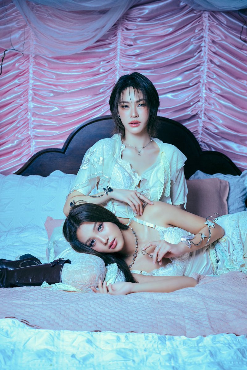 allarea_ent's tweet photo. “EMIBONNIE” ส่งซิงเกิลใหม่ “กุญแจพระจันทร์” (Moonkey) ถ่ายทอดเสียงประสานผ่านเพลงรักหวานซึ้งสะกดคนฟัง!!

#Moonkey_EMIBONNIEmv
#Moonkey_EMIBONNIE
#EMIBONNIE
#RISERMUSIC 
#GMMTV

เป็นคู่ดูโอ้ที่มีเสียงประสานเป็นเอกลักษณ์สะกดคนฟัง สำหรับ “EMIBONNIE” (เอมี่ ทสร กลิ่นเนียม และ บอนนี่ ภัทราภัสร์ โบรัชตะสุวรรณ์) 2 สาวศิลปินดูโอ้มากความสามารถ จาก “RISER MUSIC” ล่าสุดปล่อยส่งซิงเกิลใหม่รักหวานซึ้ง “กุญแจพระจันทร์” (Moonkey) พูดถึงคนที่พร้อมมอบความรักให้คนที่เป็นเหมือนแสงสว่างและกุญแจนำทางในวันที่ฟ้ามืดมน ถ่ายทอดผ่าน MV แนวแฟนตาซีตำนานกรีกโบราณที่เล่าถึงความสัมพันธ์ระหว่างสองโลก งานนี้ทั้งคู่ได้ถ่ายทอดเสียงประสานออกมาได้อย่างโดดเด่นและมีมิติทำให้ทุกท่อนทุกไลน์ประสานพิเศษมากยิ่งขึ้น

“EMIBONNIE” เล่าว่า “สำหรับ “กุญแจพระจันทร์” (Moonkey) เพลงนี้มาในแนวป๊อบฟังง่าย จังหวะไม่ช้าไม่เร็วพอให้ขยับตัวโยกได้ เป็นเพลงที่เราฟังครั้งแรกแล้วรู้สึกชอบมาก โดยเฉพาะช่วงไลน์ประสาน ที่ถูกเรียบเรียงมาให้เข้ากับความหมายของเพลง มันเลยยิ่งทำให้รู้สึกว่าทุกท่อน ทุกประโยคพิเศษไปหมด คิดว่าถ้าแฟนๆ ได้ฟังก็น่าจะยิ้มตามได้ โดยเฉพาะคนที่กำลังมีความรัก และอยากมอบความรู้สึกนี้ให้ใครสักคนที่เข้ามาเป็นพระจันทร์ที่ส่องแสงสว่างแม้ไม่มีดาว เป็นกุญแจนำทางในวันที่ฟ้ามืด ซึ่งในพาร์ทของ MV เป็นครั้งแรกเลยที่ MV มีความแฟนตาซี ที่หยิบตำนานกรีกโบราณ ความรัก “Selene” และ “Endymion” มาเป็น Inspiration ในการถ่ายทอดเรื่องราวในเพลงนี้ค่ะ ที่เล่าถึงความสัมพันธ์ที่เกิดขึ้นระหว่างสองโลก ซึ่งมี่เป็นเหมือนเทพธิดาแห่งดวงจันทร์ที่อาศัยอยู่อีกโลกนึง ที่มาตกหลุมรักบอนนี่ที่อาศัยอยู่บนโลกมนุษย์ เราจะลงจากพระจันทร์มาหาเขาในตอนกลางคืน และจากไปเมื่อพระอาทิตย์ขึ้น  ซึ่งตอนนี้มิวสิควิดีโอก็ได้ปล่อยออกมาแล้ว สามารถไปดูกันได้รวมถึงรับฟังเพลงนี้ได้ผ่านสตรีมมิ่งทุกแพลตฟอร์มค่ะ”

สามารถรับชม Music Video เพลง “กุญแจพระจันทร์” (Moonkey) ของ “EMIBONNIE” ได้ที่ YouTube: RISER MUSIC และรับฟังผ่าน Music Streaming ทุกแพลตฟอร์ม และติดตามข่าวสารได้ที่ Facebook, Instagram, X, TikTok ของ RISER MUSIC

YouTube : RISER MUSIC
📎 https://t.co/OIRcYJ4yIt

ภาพเพิ่มเติม : https://t.co/JbjsyeapxB
