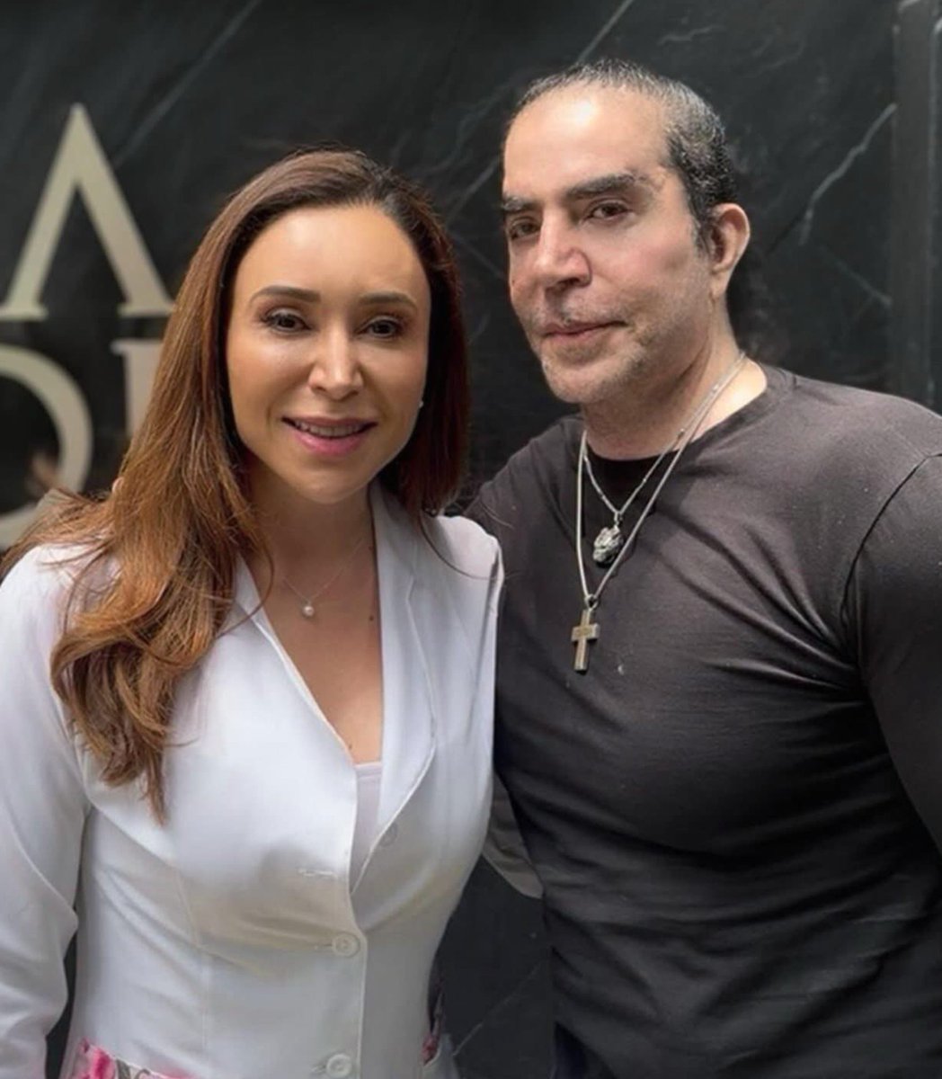 CarLon_2020's tweet photo. Esta fue la última foto del empresario JORGE KAHWAGI de 59 años. Así posaba al lado de su amiga y dermatóloga ISELA MENDEZ, quien publicó la foto en sus redes sociales a manera de despedida y homenaje para su cliente y amigo recientemente fallecido. Si se veía muy rejuvenecido. https://t.co/siu3rG0hBI