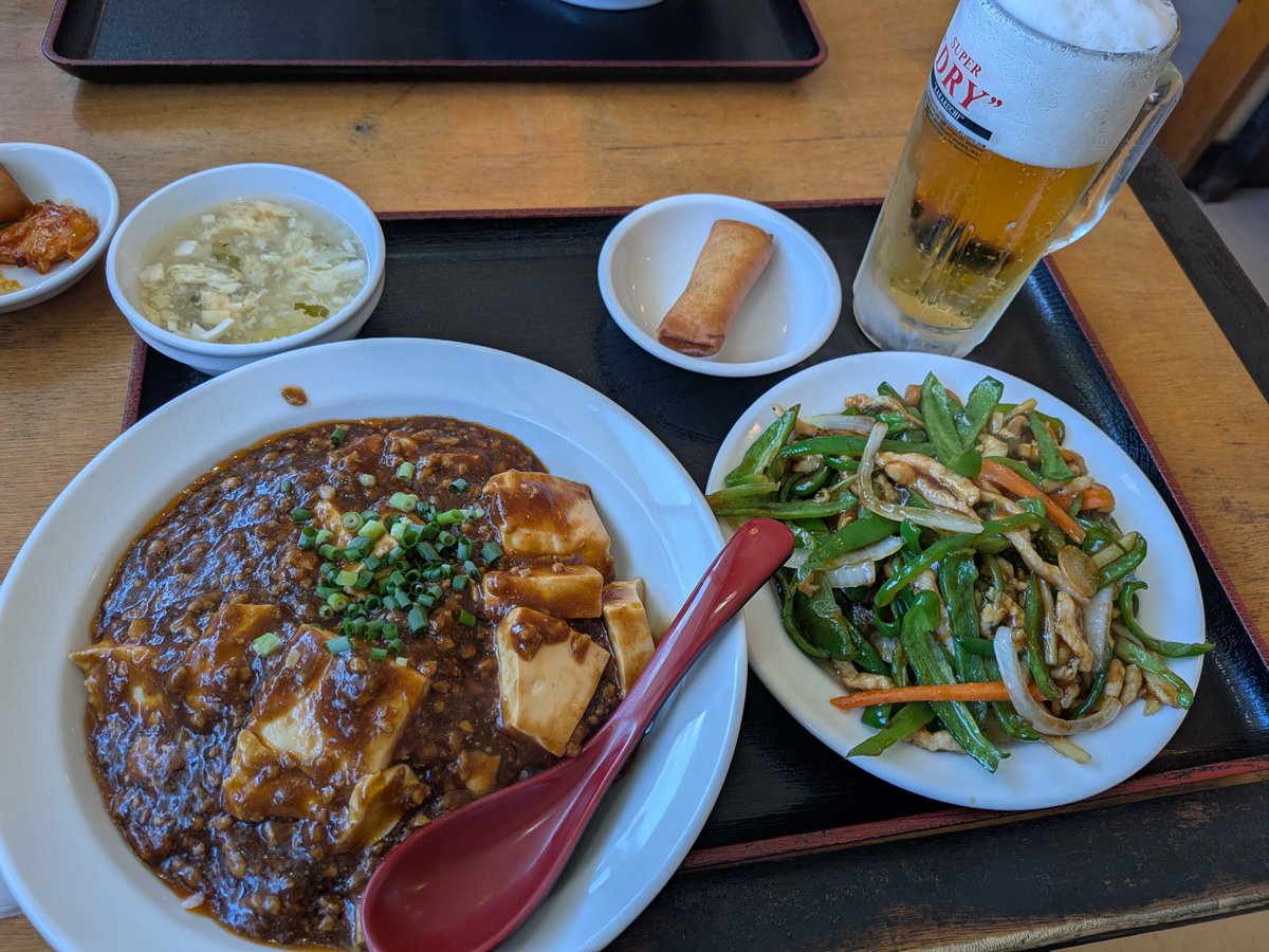 ssadk_c's tweet photo. 稲刈り後の藁立て　腰痛っ

お昼ごはんは名手の台湾美食裕福で麻婆飯　青椒肉絲　生ビール
美味い〜 https://t.co/tpFguzAIYp