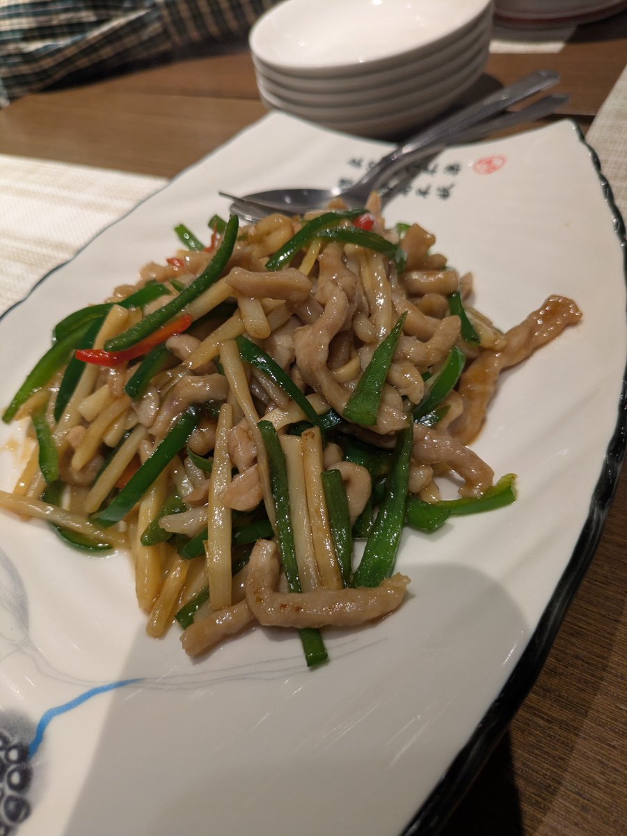 meqqe_official's tweet photo. 今日は「豆腐の日」◽️✨

それにちなんで、本格的な味わいがたまらない名物豆腐料理が楽しめるお店をご紹介します💁‍♀️✨
【金陵 赤坂店】
https://t.co/kEO4graX1l
赤坂見附駅から徒歩すぐの本格中華のお店。
こちらでぜひ味わいたいのがピリッと辛い麻婆豆腐✨✨
花椒の華やかな香りと奥深いコク、なめらかな豆腐の食感が絶妙に絡み合い、一度食べたら病みつきになる逸品です🤤

さらに、店内は上質で落ち着いた大人の空間。
円卓個室もあり、特別な日のディナーにもぴったりです💡

#豆腐の日 #金陵赤坂店 #麻婆豆腐